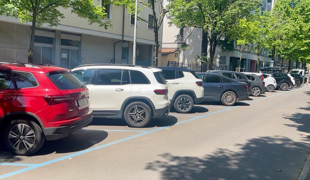 Parking in Como is easy when you know the rules. This is blue lines parking and is always paid.