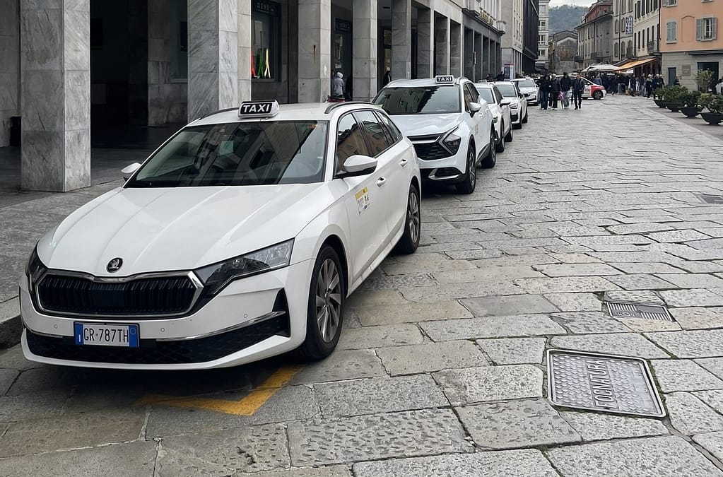 Yellow lines means no parking for tourists in Como